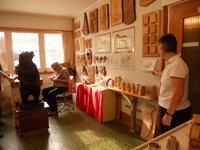 in der Holzschnitzerwerkstatt in Brienz