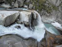 Blick hinein ins tobende Wasser