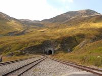 durch diesen Tunnel müssen wir