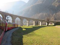 058 Fahrt mit dem Bernina-Express - Fahrt über das Kreisviadukt von Brusio