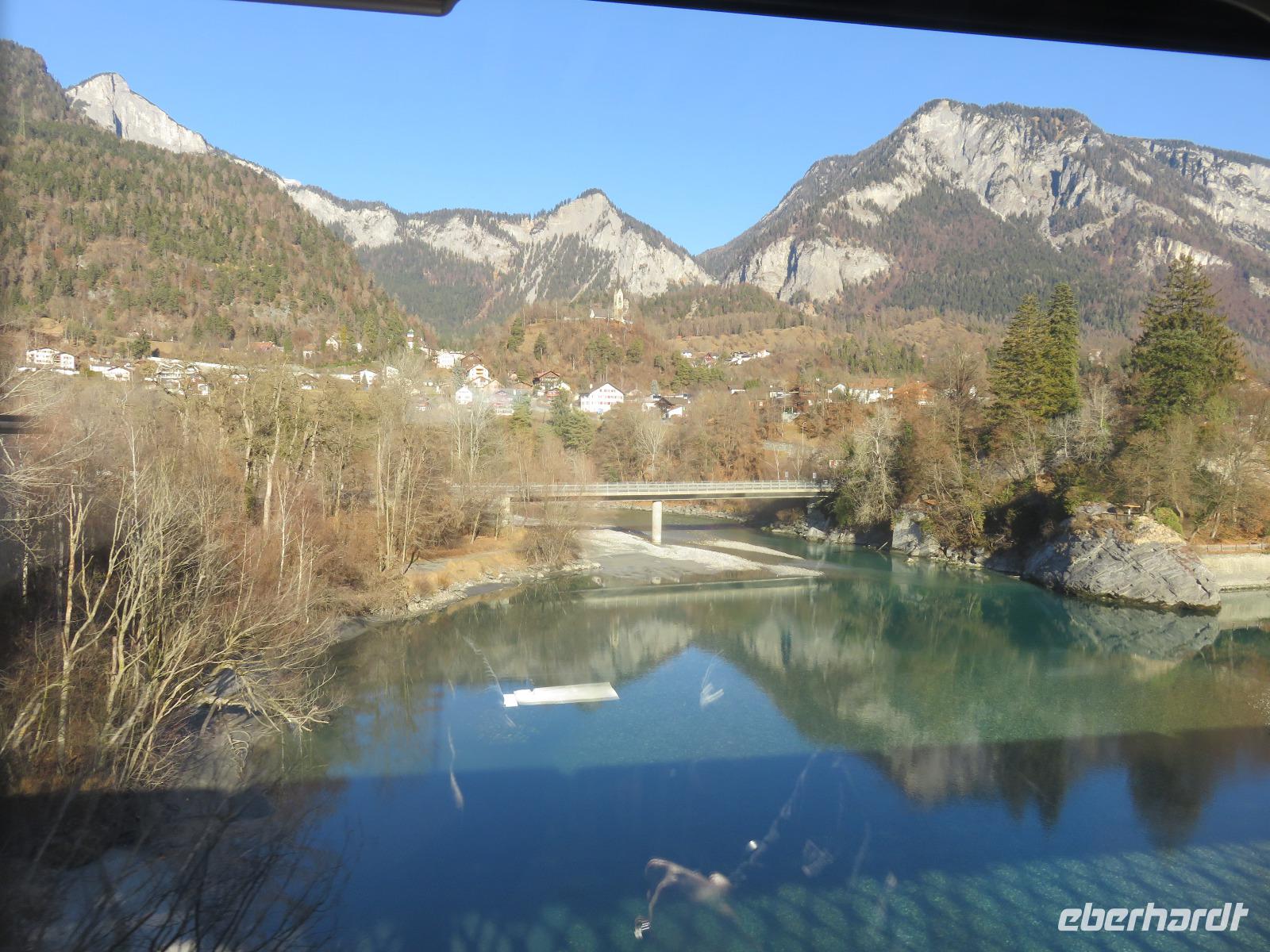 135 Fahrt mit der Rhätischen Bahn auf den Spuren des Glacier-Express - Zusammenfluss des Rheins