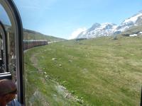 Der Bernina-Express auf der Fahrt zur Berninaspitze