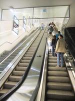 Mit der steilen Rolltreppe geht es hinauf nach St. Moritz-Dorf