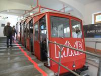 Wir steigen in die Zahnradbahn ein