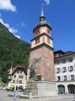 Stopp in Altdorf - Wohnturm mit Tell-Denkmal