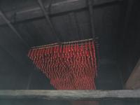 Besuch des Schweizerischen Freilichtmuseums Ballenberg - Würste werden im Giebel des Hauses geräuchert