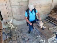 Besuch des Schweizerischen Freilichtmuseums Ballenberg- Pflöcke werden entrindet