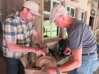 Besuch des Schweizerischen Freilichtmuseums Ballenberg- Enrico und Siegfried schleifen Messer