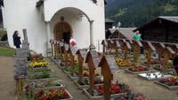 Niederwald, Kirche und Friedhof