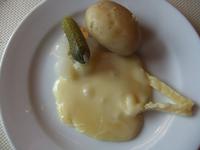 Wir lassen uns den Raclette-Käse schmecken