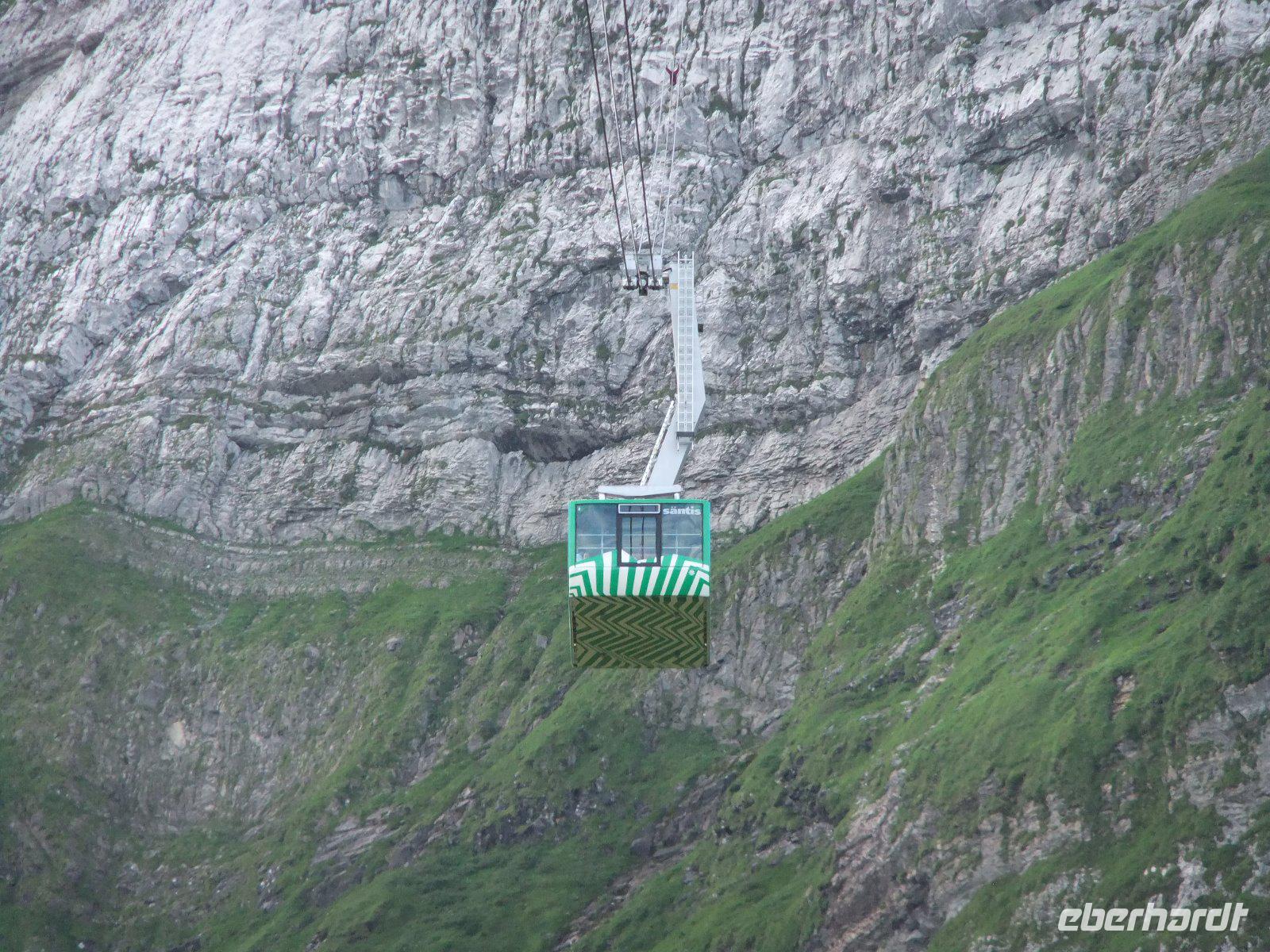 Mit der Kabinenbahn geht es eng am Fels wieder nach unten