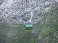 Mit der Kabinenbahn geht es eng am Fels wieder nach unten