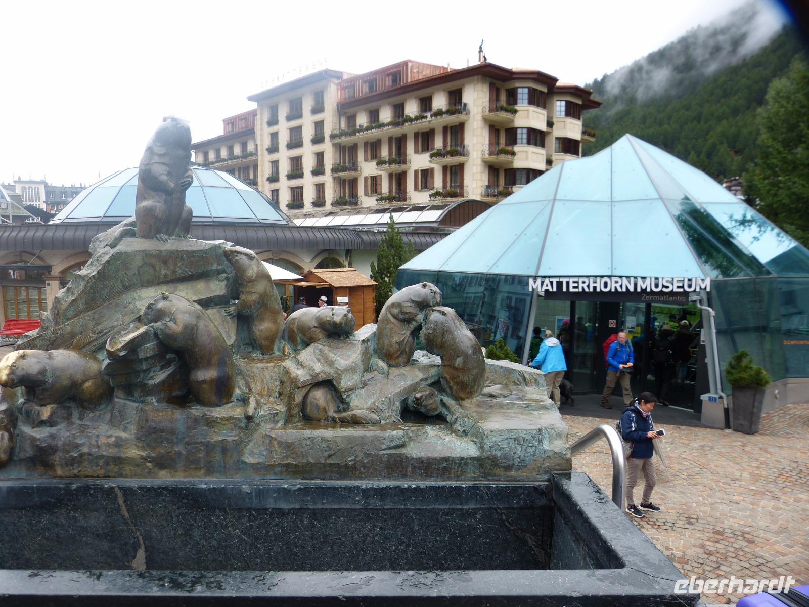 Der Murmeltierbrunnen mit dem Matterhornmuseum