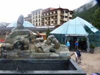 Der Murmeltierbrunnen mit dem Matterhornmuseum