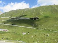 Fahrt mit der Furka-Dampfbahn - Blick zur Furka-Passstraße
