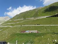 Fahrt mit der Furka-Dampfbahn - Blick zur Furka-Passstraße
