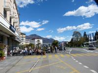 Ein Eis geniessen auf dem Piazza Grande 
