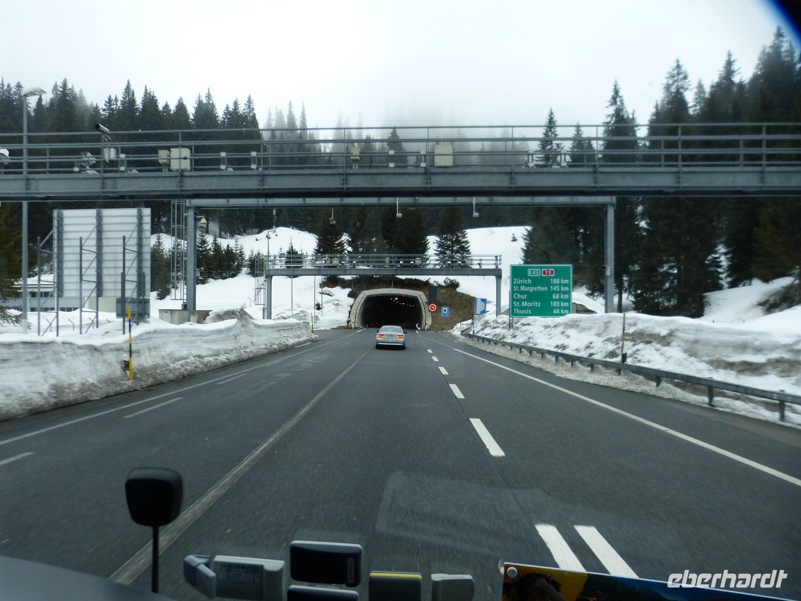 Die Einfahrt in den San Bernadino Tunnel