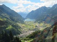 Fahrt mit dem Bernina-Express -Blick in Puschlav nach Poschiavo und zum See