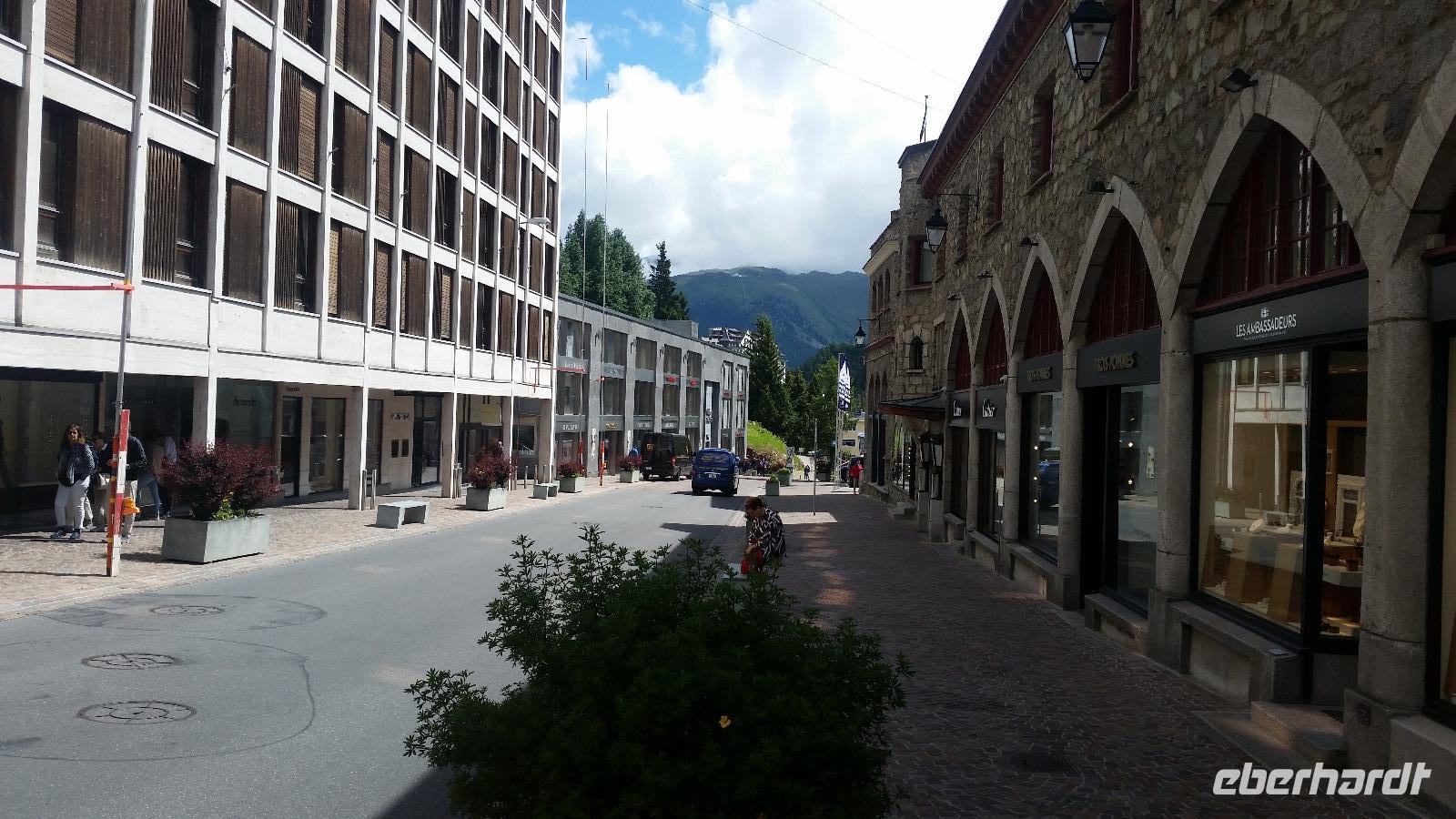 Die Einkaufsstrasse - im Sommer  ohne Gäste