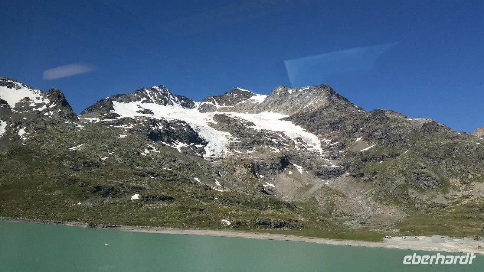 Das Auge ist erfreut - blauer Himmel, Wasser und Schnee