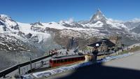 Matterhorn mit Bahn und Maler (Vordergrund)