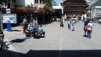 Strassenmusikanten vor dem Bahnhof in Zermatt