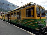 Die Wengernalpbahn bringt uns von Wengen nach Lauterbrunnen