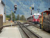 Der Bernina-Zug fährt in den Bahnhof von Pontresina