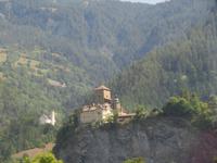 Fahrt mit dem Glacier-Express - Burg bei Reichenau