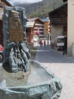 Zermatt - Brunnen zu Ehren von Ullrich Inderbinen - ältester Bergführer der Welt
