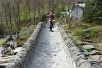 Mutige auf der Brücke