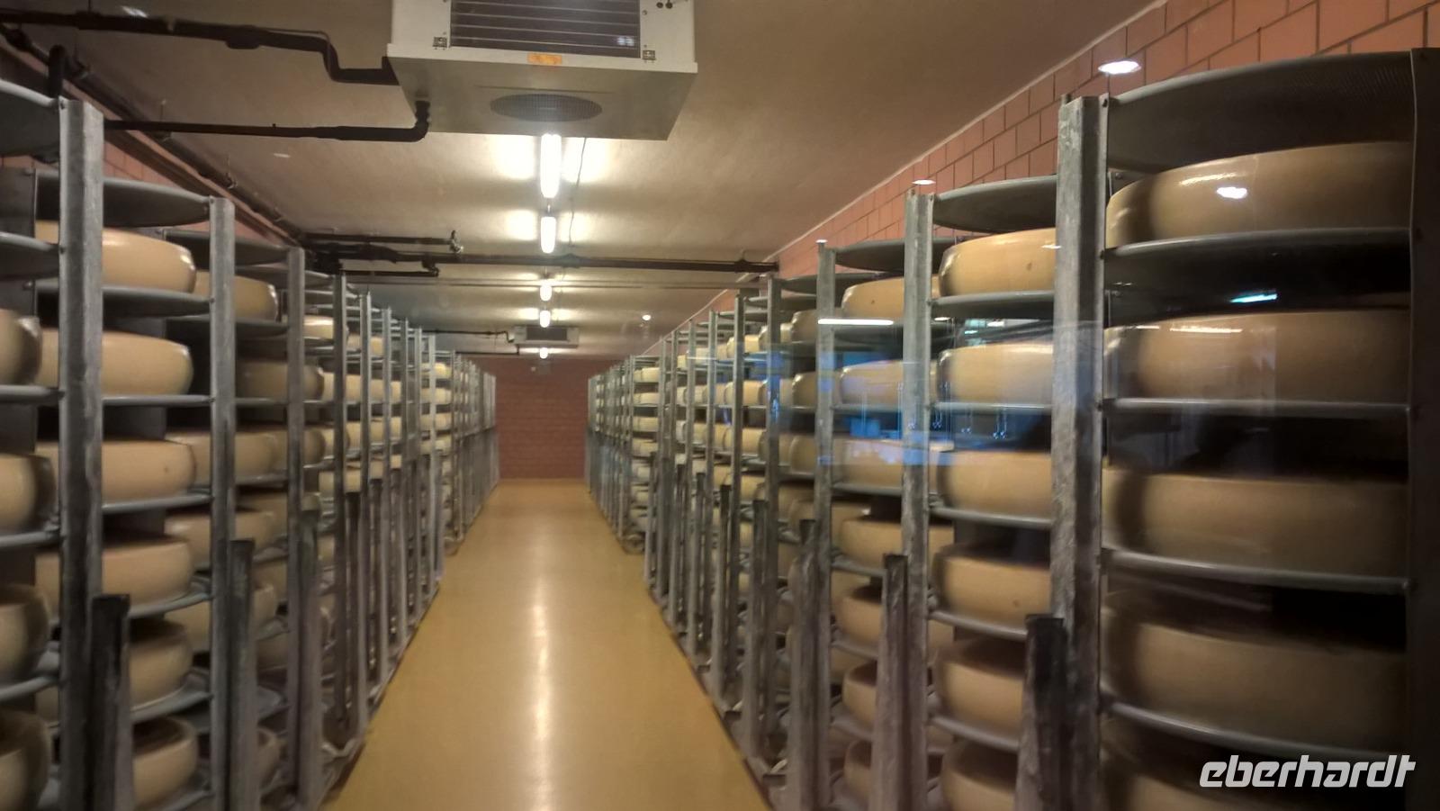 Zur Käseverkostung in der Emmentaler Schaukäserei