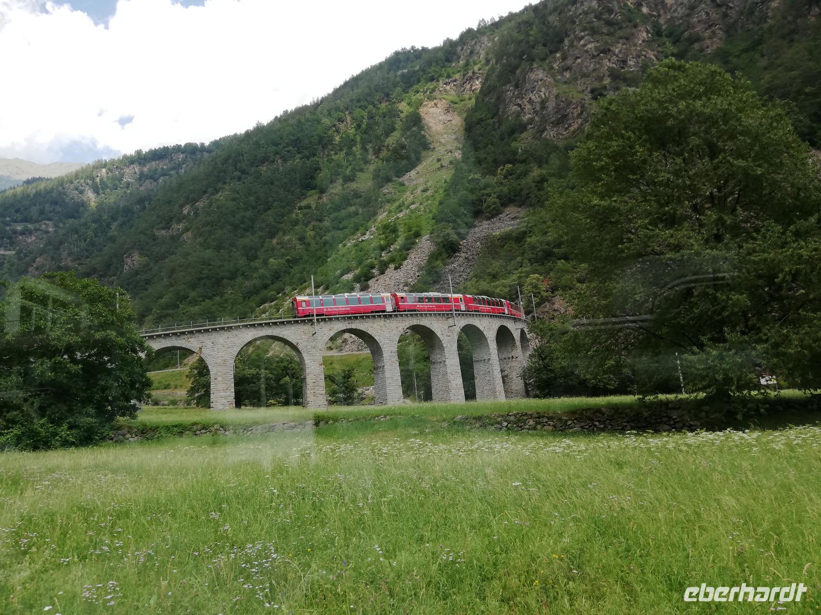 Fahrt mit dem Bus von Tirano nach Sils, Kreisviadukt bei Brusio