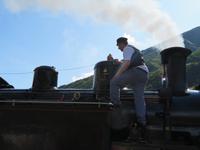 Fahrt mit der Furka-Dampfbahn - die Lok wird nochmal geputzt