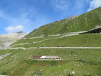 Fahrt mit der Furka-Dampfbahn -Blick zum Rhonegletscher und der Furka-Pass-Straße