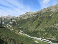 Fahrt mit der Furka-Dampfbahn -Blick zu  den Pass-Straßen