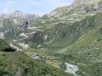 Fahrt mit der Furka-Dampfbahn -Blick zu  den Pass-Straßen
