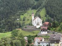 Fahrt mit dem Gotthard Panorama Express -Kirche in Wassen