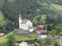 Fahrt mit dem Gotthard Panorama Express -Kirche in Wassen