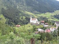 Fahrt mit dem Gotthard Panorama Express -Kirche in Wassen