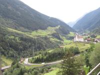 Fahrt mit dem Gotthard Panorama Express -Kirche in Wassen