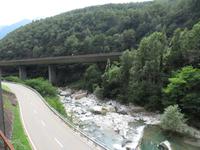 Fahrt mit dem Gotthard Panorama Express - kühne Brücken der Gotthard-Autobahn