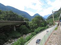Fahrt mit dem Gotthard Panorama Express - kühne Brücken der Gotthard-Autobahn