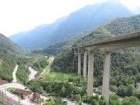 Fahrt mit dem Gotthard Panorama Express - kühne Brücken der Gotthard-Autobahn