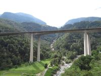 Fahrt mit dem Gotthard Panorama Express - kühne Brücken der Gotthard-Autobahn