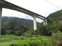 Fahrt mit dem Gotthard Panorama Express - kühne Brücken der Gotthard-Autobahn