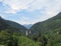 Fahrt mit dem Gotthard Panorama Express - kühne Brücken der Gotthard-Autobahn