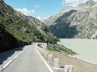 Fahrt entlang des Grimselstausee