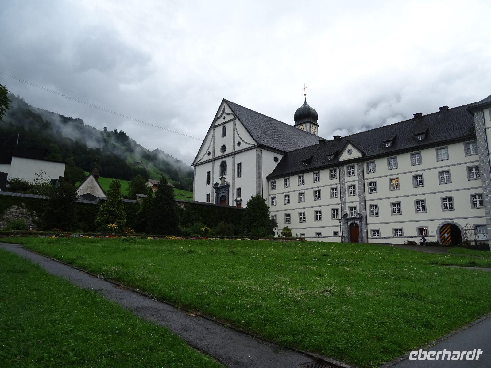 Engelberg, Klosterkirche mit Klostergarten
